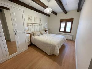 A bed or beds in a room at Casa Las Cabañas de Castilla VUT