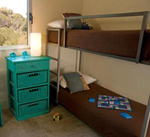 - une petite chambre avec des lits superposés et un tiroir dans l'établissement Casaplaya, à Las Gaviotas 10 autres photos