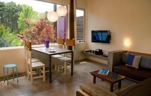 un salon avec une table et un canapé dans l'établissement Casaplaya, à Las Gaviotas