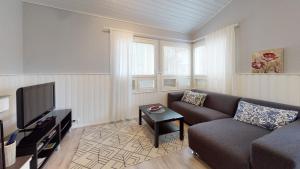 - un salon avec un canapé et une télévision dans l'établissement Merimaisema 8, à Kalajoki