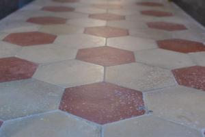 suelo de baldosa con diseño hexagonal en Ladiri - Antica dimora in terra cruda, en Sinnai