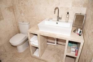 a bathroom with a sink and a toilet at Spacious 1bed flat in Cambridge near Chesterton in Cambridge