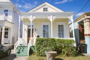 ニューオーリンズにあるPAUSED - Miss Ruby's Mid-Cityの白い家