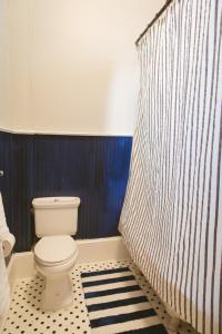 ニューオーリンズにあるPAUSED - Miss Ruby's Mid-Cityのトイレとシャワーカーテン付きのバスルーム +22枚の写真