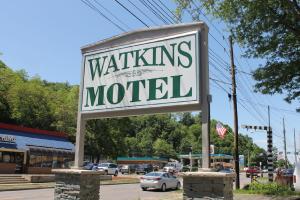 un panneau indiquant un motel waltzing dans une rue dans l'établissement Watkins Motel, à Watkins Glen