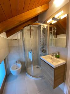 Koupelna v ubytování A DUE PASSI affittacamere - Ovaro