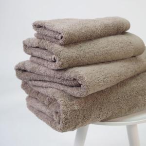 a pile of towels sitting on top of a stool at UIM Mediterraneo PB Columbretes 12 Wifi in Puerto de Sagunto