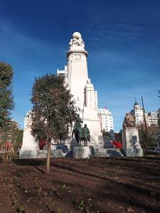 ein Denkmal mit einer Statue vor einem Gebäude in der Unterkunft 2 dormitorios y el salón tienen aire, Madrid Centro Gran Vía - Plaza de España in Madrid