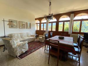 uma sala de estar com uma mesa e um sofá em Casa dell'alpinista em Castione della Presolana