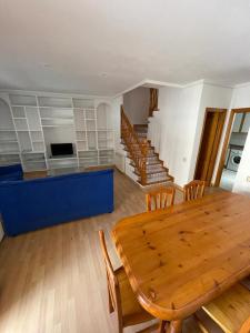 A television and/or entertainment centre at Precioso adosado con parking a 100 metros de la playa