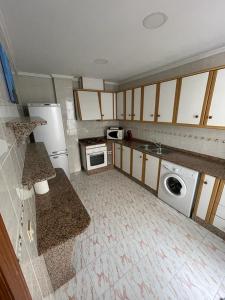 A kitchen or kitchenette at Precioso adosado con parking a 100 metros de la playa
