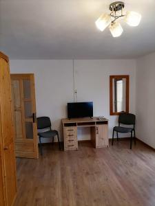 um quarto vazio com uma secretária e duas cadeiras em Pensiunea Aryana em Crasna din Deal
