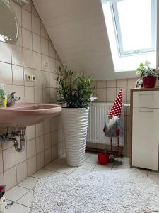A bathroom at Ferienwohnung Pension Am Berg