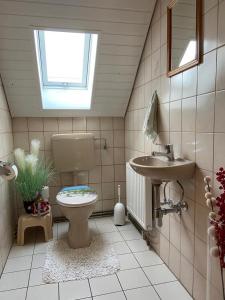 Ванна кімната в Ferienwohnung Pension Am Berg