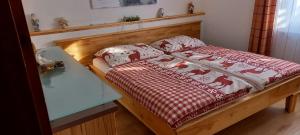 Giường trong phòng chung tại Ferienhaus Mochorko
