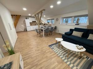 salon z niebieską kanapą i stołem w obiekcie Apartmány Herc w mieście Jáchymov