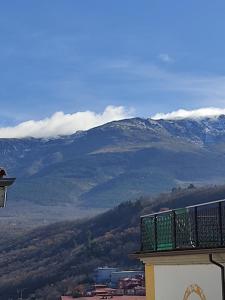d'un balcon offrant une vue sur la montagne. dans l'établissement Mi Piso en Béjar, à Béjar