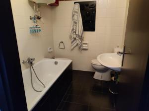 ein Badezimmer mit Badewanne, Toilette und Waschbecken in der Unterkunft La finestra sul Matese in San Massimo + 9 Fotos