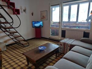 ein Wohnzimmer mit Sofa und Tisch in der Unterkunft La finestra sul Matese in San Massimo