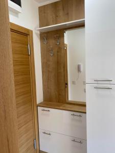 una cocina con espejo y algunos cajones y una puerta en Jellenaa, en Zlatibor 26 fotos más
