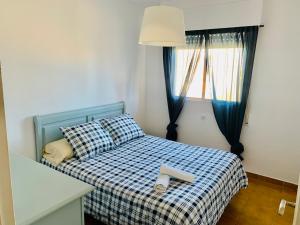 Łóżko lub łóżka w pokoju w obiekcie Bungalow in San Juan Playa