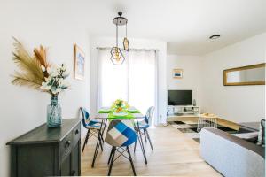 eine Küche und ein Wohnzimmer mit einem Tisch und Stühlen in der Unterkunft Apartman Gaby in Trogir