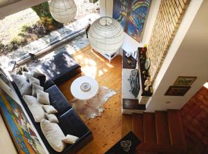 uma vista superior de uma sala de estar com um sofá em Isolated Villa Terna -Big Garden-Pool-Dalmatia em Slime