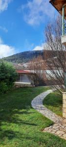 a stone walkway in a yard with a house at Country Home Giannaras in Piána