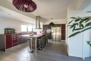 A kitchen or kitchenette at Villa Detoro