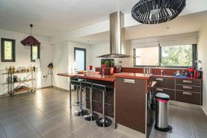 A kitchen or kitchenette at Villa Detoro