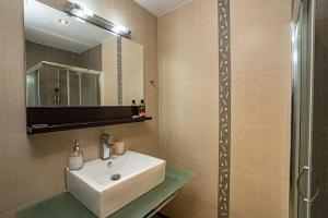 A bathroom at Villa Detoro Még 37 kép