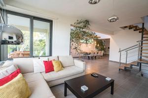 A seating area at Villa Detoro