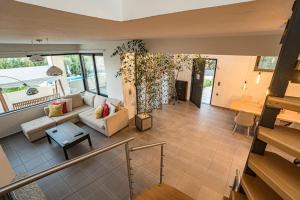 A seating area at Villa Detoro