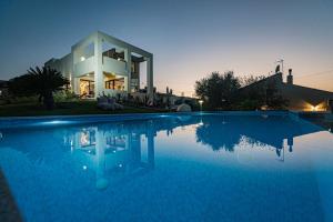 The swimming pool at or close to Villa Detoro