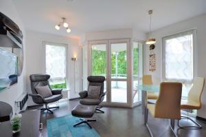 a living room with a table and some chairs at Ostseetraum - Apartment und Mee(h)r in Graal-Müritz
