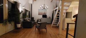- un salon avec une échelle et une chaise dans l'établissement B&B Guesthouse Claeswael, à Klaaswaal