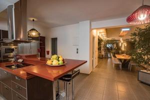 A kitchen or kitchenette at Villa Detoro