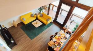 an overhead view of a living room with yellow furniture at Stilvolle Galeriewohnung im Land der tausend Berge in Marsberg