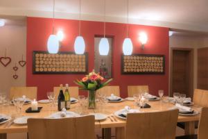 uma sala de jantar com uma mesa com cadeiras e luzes em Chalet Gamskar em Sankt Anton am Arlberg