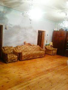sala de estar con sofá y 2 sillas en House in Ganja, en Ganja
