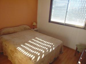 1 dormitorio con cama y ventana con luz natural en Hermoso departamento en San Telmo en Buenos Aires