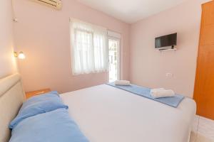 A bed or beds in a room at Apartments Vjera Petrovac