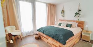 um quarto com uma cama grande e um cobertor verde em Stilvolle Galeriewohnung im Land der tausend Berge em Marsberg