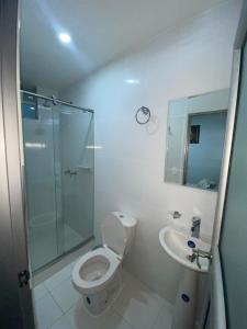 巴尔博萨Hotel Manhattan Barbosa的带淋浴、马桶和水槽的浴室