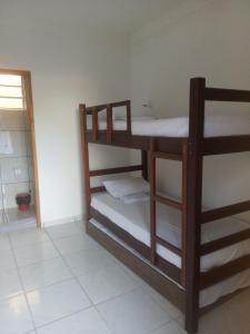 Divstāvu gulta vai divstāvu gultas numurā naktsmītnē Casa do Mochileiro Airport Hostel