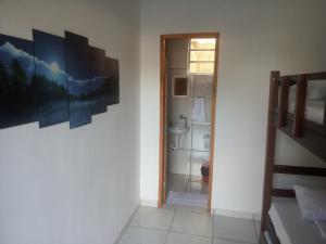 Habitación con baño con lavabo y aseo. en Casa do Mochileiro Airport Hostel en São Gonçalo do Amarante