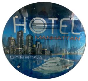 Hotel Manhattan Barbosa的证书、奖牌、标识或其他文件