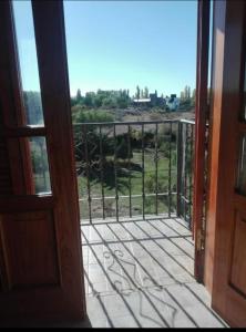 eine offene Tür zu einem Balkon mit Aussicht in der Unterkunft Casa de Campo in San Rafael