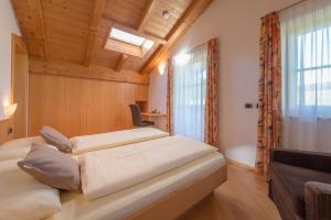 a bedroom with two beds and a window at Runk Apartments in Siusi