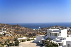 biały dom z widokiem na ocean w obiekcie Anius Apartments w mieście Mykonos